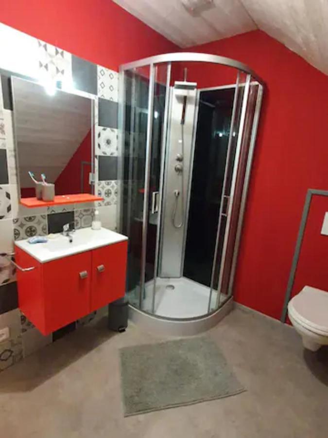 Chambre et salle de bain privative dans maison à la campagne Serley Extérieur photo